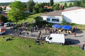 An jeder Station Getränke und Obst
